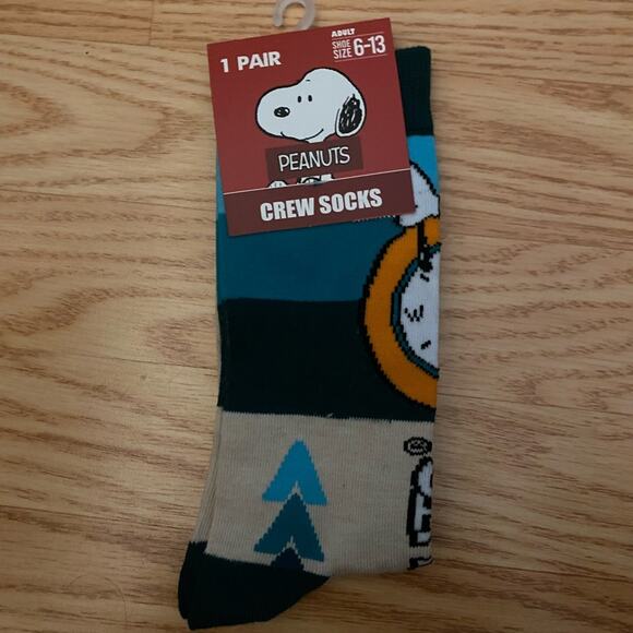 Peanuts Snoppy Time Crew Socks - Picture 4 of 7